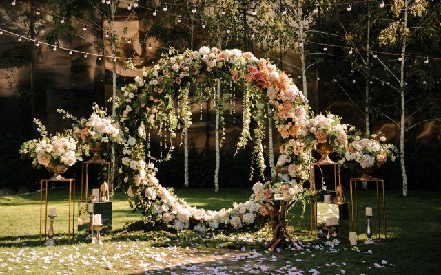 How to Choose the Perfect Flower Arch for Your Wedding
